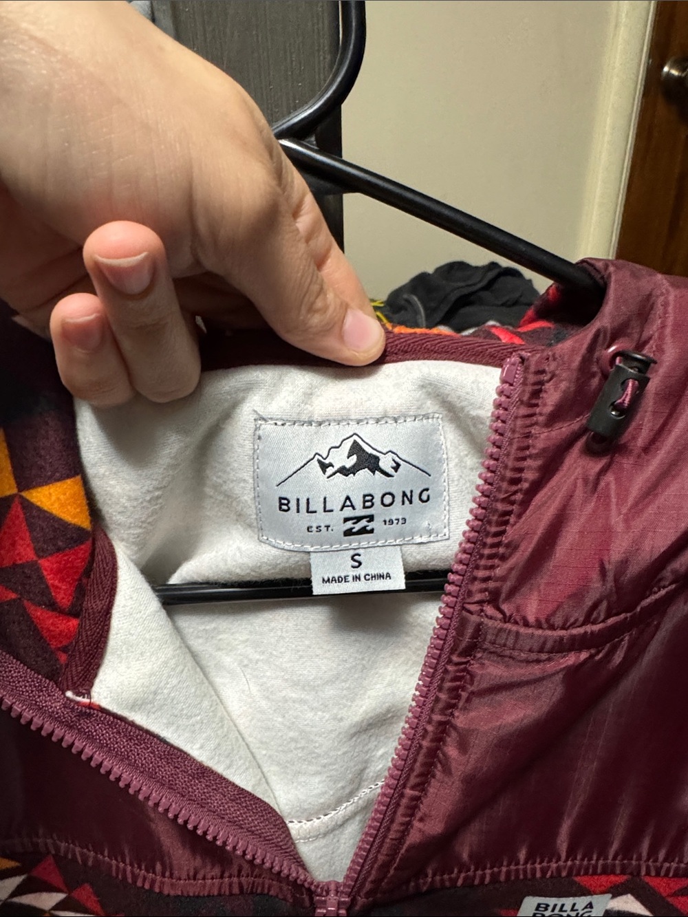 Billabong women’s Burgundy Geo-Print Hooded Jacket - Picture 3 of 3